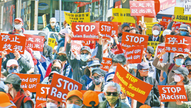 图为湾区举行反仇视亚裔大游行。