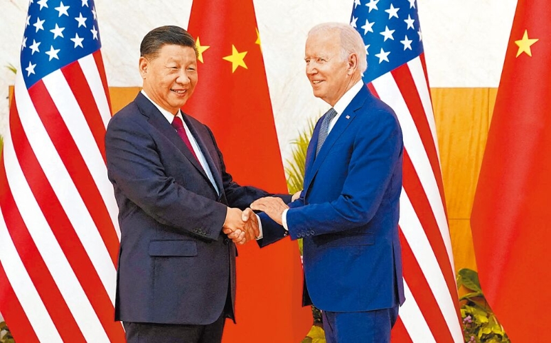 美国总统拜登（右）和中国国家主席习近平（左）15日可望在旧金山APEC峰会举行场边会谈。 图为2022年11月两人在印尼巴厘岛G20峰会握手。