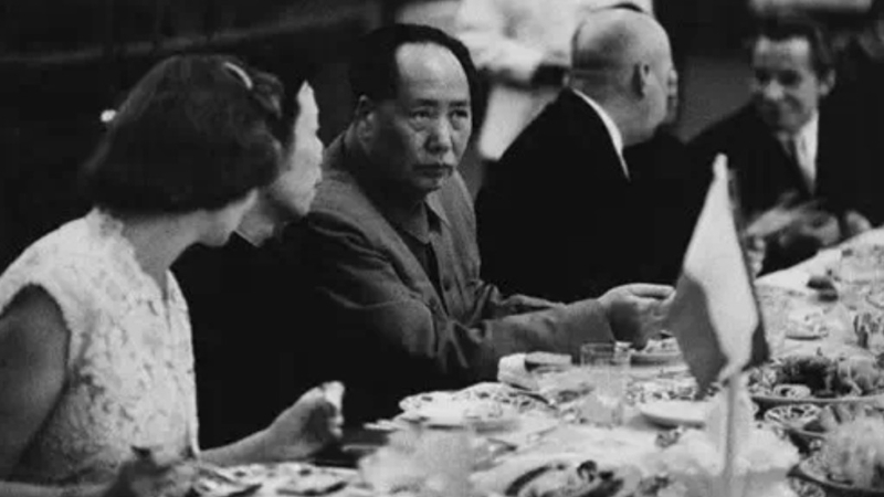毛泽东签名的国宴菜单以27.5万美元拍卖出。 央广军事