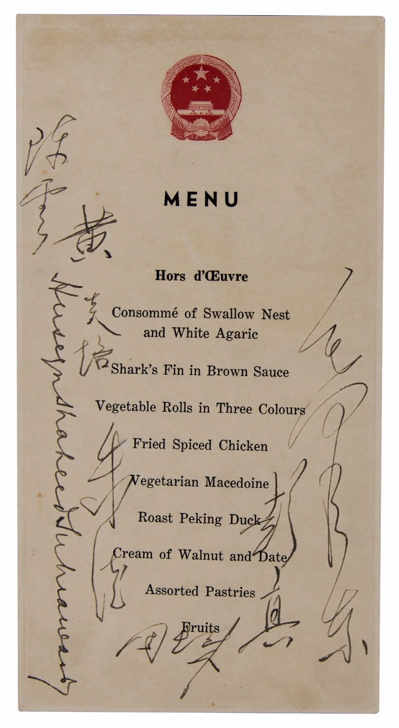 毛泽东签名的国宴菜单以27.5万美元拍卖出。 美联社