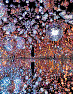 《泡泡宇宙》的透明发光球体，会因应与人的互动产生不同光影变化。