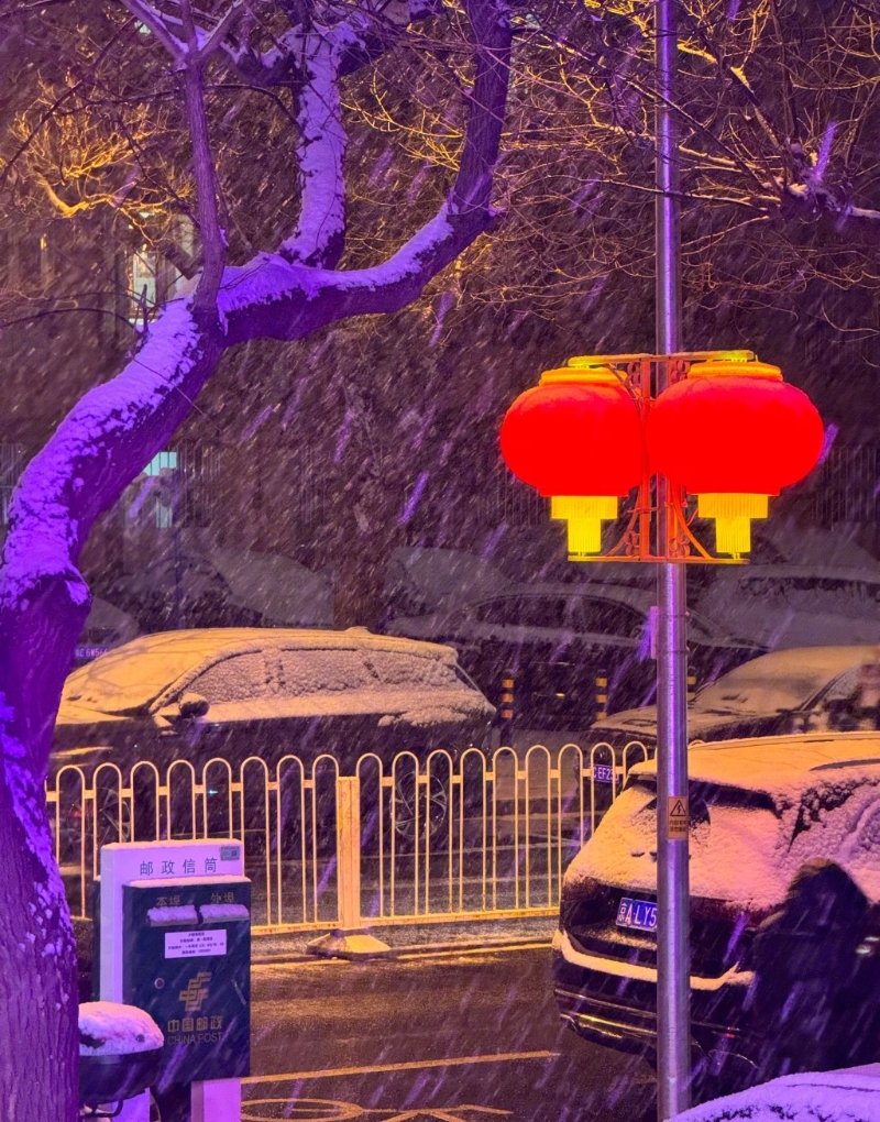 北京气象台指，北京城区为零星小雪到小雪量级。