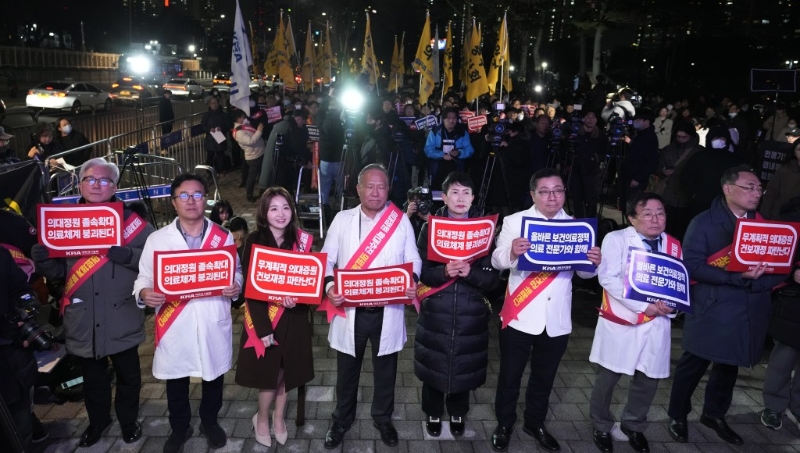 韩国医生集体辞职抗议当局扩招医生计划。