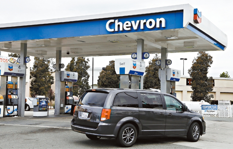 有专家估计加州汽油价格有可能上升到超过每加仑5元。美联社资料图片
