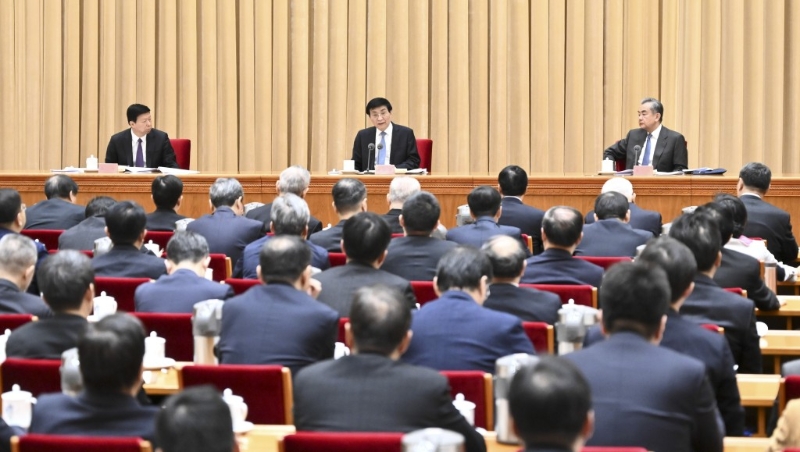 北京召开对台工作会议，王沪宁（中）发表讲话。