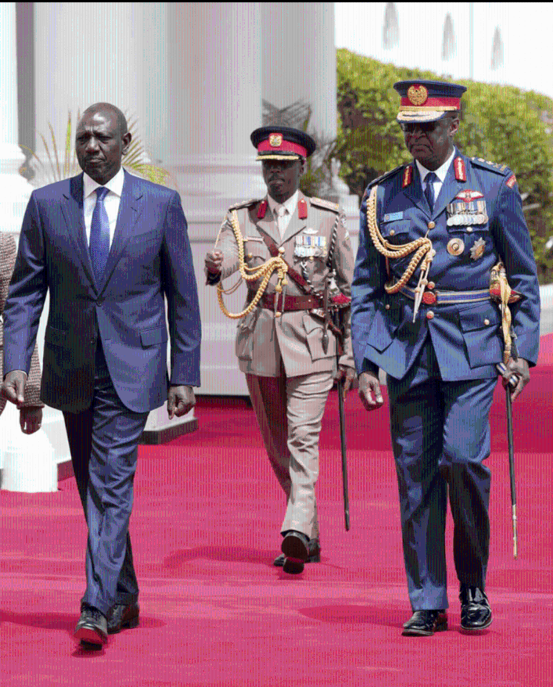 肯尼亚总统鲁托（左）公布奥古拉（右）的死讯