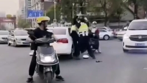 天津2交警马路中间互殴，网民：应该报警吗？