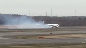 全日空载200人客机漏油“冒白烟”，北海道机场紧急关闭跑道