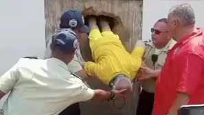 凿墙越狱︱委内瑞拉20笨犯爬出洞，警察正开会全部一网打尽
