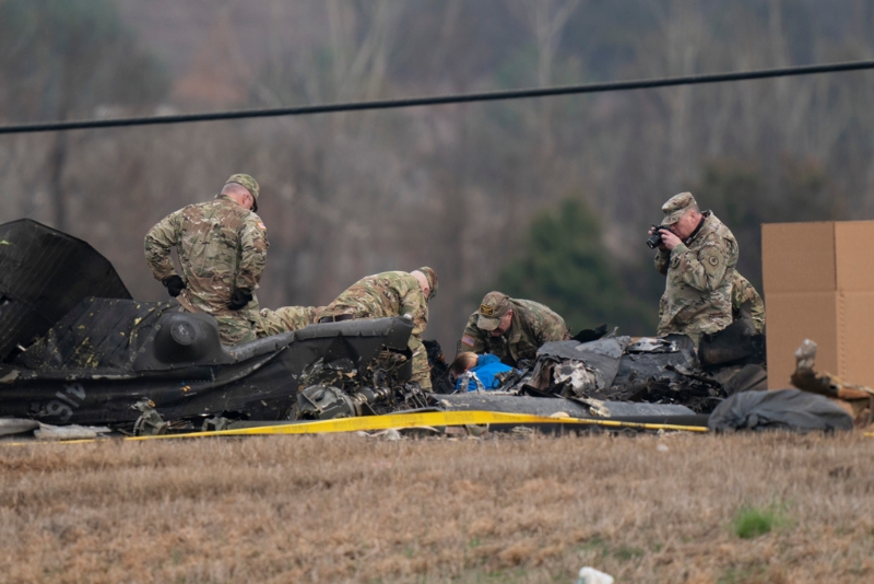 2023年2月16日，阿拉巴马州军事人员和调查人员正在搜寻田纳西州国民兵黑鹰直升机坠毁事故的残骸，这段期间连续发生3起美国军用直升机坠毁事故。 其中两起事故涉及黑鹰直升机;第三起为阿帕奇直升机坠毁。 （美联社）