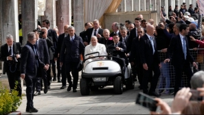 教宗方济各访威尼斯，需坐轮椅及高球车代步，罕承认工作不容易