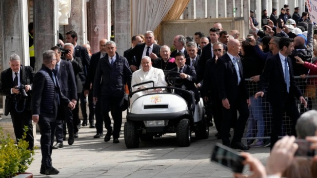 教宗方济各访威尼斯，需坐轮椅及高球车代步，罕承认工作不容易