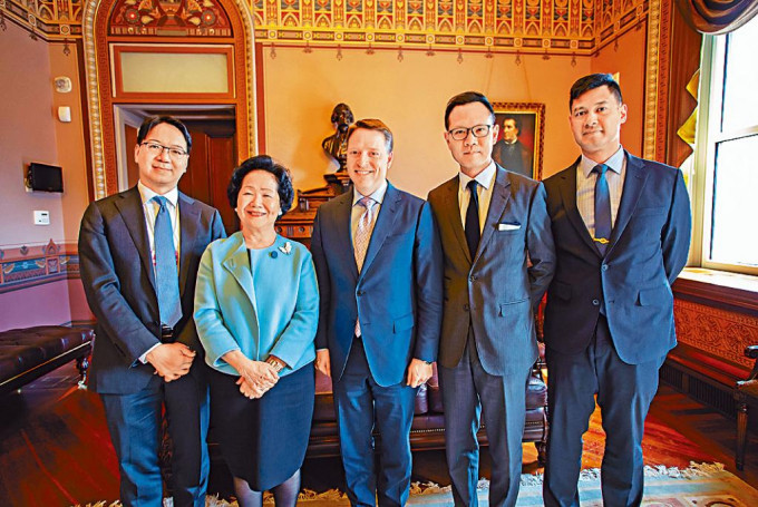 郭榮鏗(右二)及莫乃光(左一)一九年與前政務司司長陳方安生(左二)一同訪美。