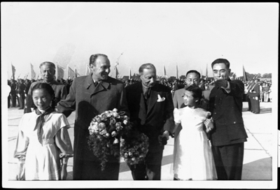 1957年9月27日，周恩来、刘少奇在北京首都机场迎接匈牙利总理卡达尔（前排右三）和阿尔巴尼亚国家主席霍查（前排右四）。周恩来牵着江青（右二）的手。