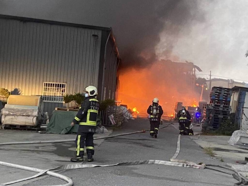 彰化芬園塑膠工廠爆炸大火，現場濃煙火光成蕈狀雲沖天，中彰投三縣市清晰可見。(芬園鄉長林世明提供)