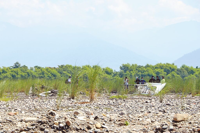 屏东县6日惊传轻航机失事酿2死,屏检7日一早涉溪勘查现场,搜集飞机残骸、着陆痕迹等相关迹证后,持续与运安会厘清案情。 (谢佳潾摄 屏东县6日惊传轻航机失事酿2死,屏检7日一早涉溪勘查现场,搜集飞机残骸、着陆痕迹等相关迹证后,持续与运安会厘清案情。 (谢佳潾摄
