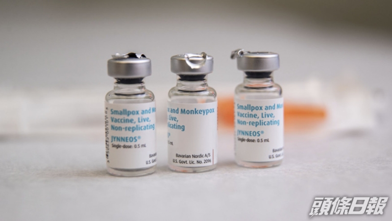 政府冀首批猴痘疫苗本月入口至香港，擬為密接者自願接種。 AP資料圖片