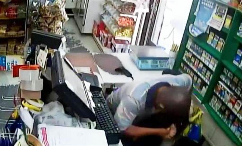 只因為被超商女店員提醒戴口罩就惱羞成怒,動手暴打、殘忍挖眼睛的楊姓男子,一審審酌他患有妄想型思覺失調症,依重傷害等罪判5年。二審高雄高分院6日宣判,上訴駁回,維持原判。(本報資料照片)