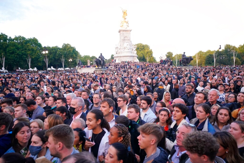 數以百計的英國民眾得悉英女皇離世後，紛紛聚集在白金漢宮門外。AP圖片
