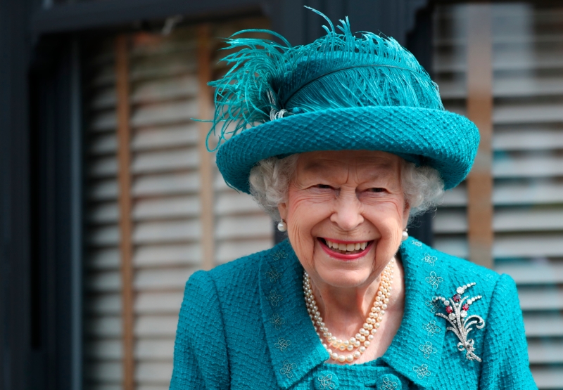英国女王伊丽莎白二世（Elizabeth II）2021年7月8日在英格兰曼彻斯特参观英国长寿影集加冕街（Coronation Street）拍摄现场的资料照。 （美联社）
