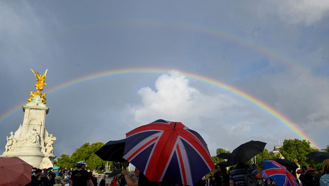 皇室宣布英女皇死讯前，白金汉宫出现「双彩虹」。 路透