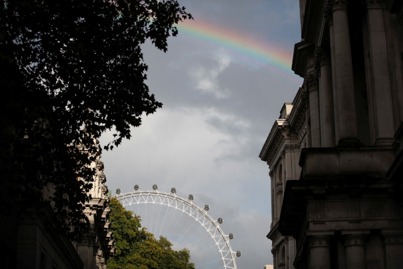 白金汉宫现「双彩虹」，有人认为英女皇越过彩虹桥离开。 路透