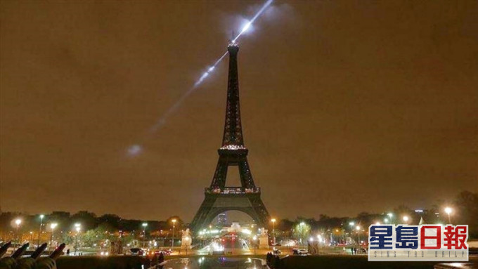 巴黎鐵塔提前熄燈，哀悼英女皇。網圖