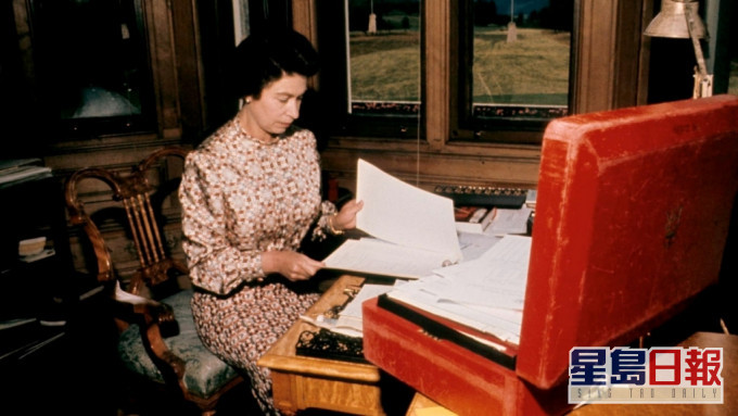 英女皇歷來與神秘大紅箱的合照。