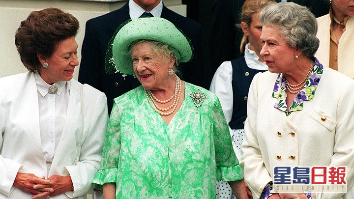 瑪嘉烈公主(左)與女皇(右)1993年一同出席慶祝皇太后(中)93歲壽辰慶典。AP資料圖片