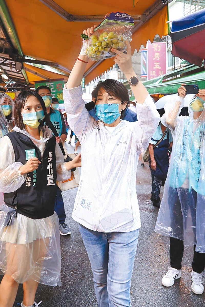 中秋連假最後一天，台北市長參選人黃珊珊（中）仍勤跑各地和活動拉票。（黃世麒攝）