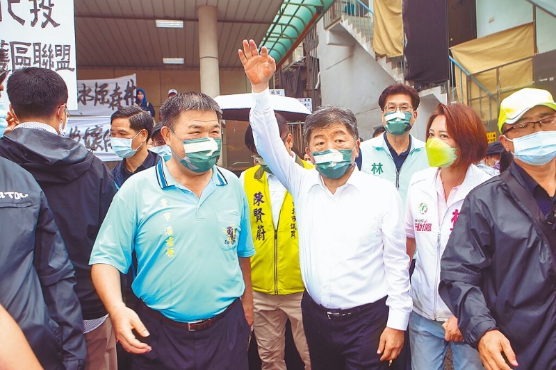 中秋連假最後一天，台北市長參選人陳時中（中）仍勤跑各地和活動拉票。（鄧博仁攝）