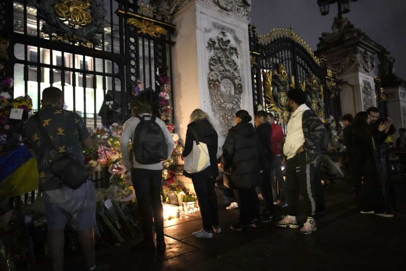 民众在伦敦白金汉宫外悼念。 AP