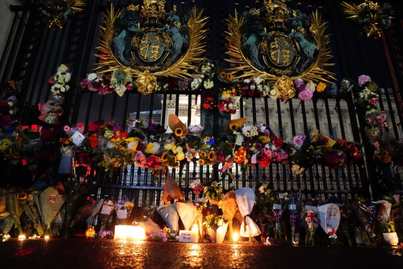 民众在伦敦白金汉宫外留下的悼念的字句和蜡烛。 AP