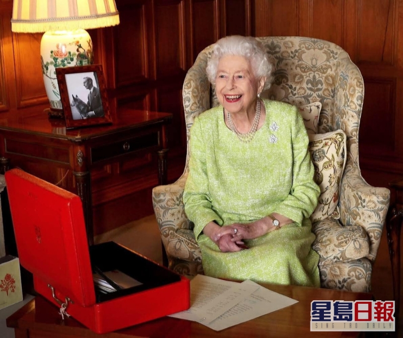 英女皇的神秘紅箱常伴左右。