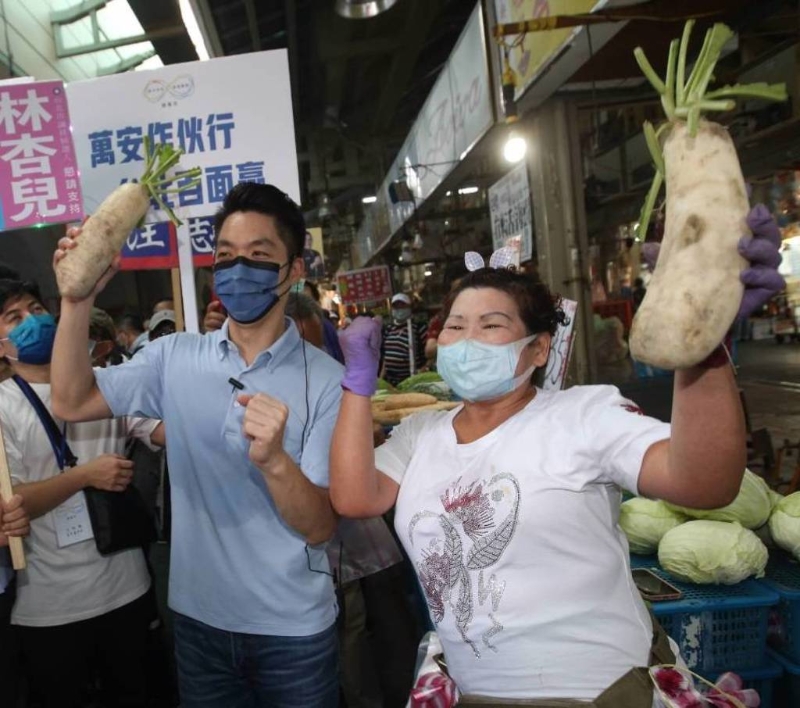 國民黨台北市長參選人蔣萬安至士林市場掃街拜票。（陳君瑋攝）