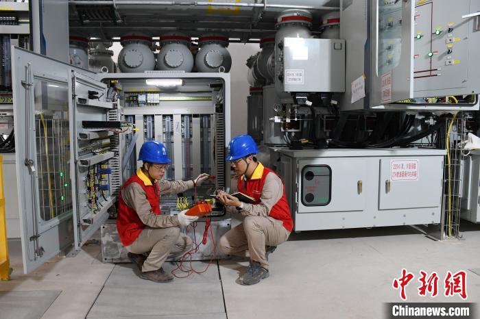 图为国网福州供电公司工作人员在220千伏盛华变电站GIS室内对设备进行投产前的检查。 陈德钧 摄 图为国网福州供电公司工作人员在220千伏盛华变电站GIS室内对设备进行投产前的检查。 陈德钧 摄