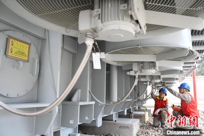 图为国网福州供电公司工作人员在220千伏盛华变电站对主变散热系统进行投产前的检查。 陈德钧 摄 图为国网福州供电公司工作人员在220千伏盛华变电站对主变散热系统进行投产前的检查。 陈德钧 摄