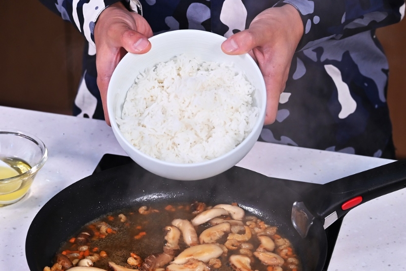 7. 加白飯。Add the white rice. 
