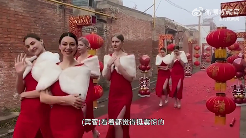 8名乌克兰美女全部穿着红色开衩长裙，又高又白，十分养眼。