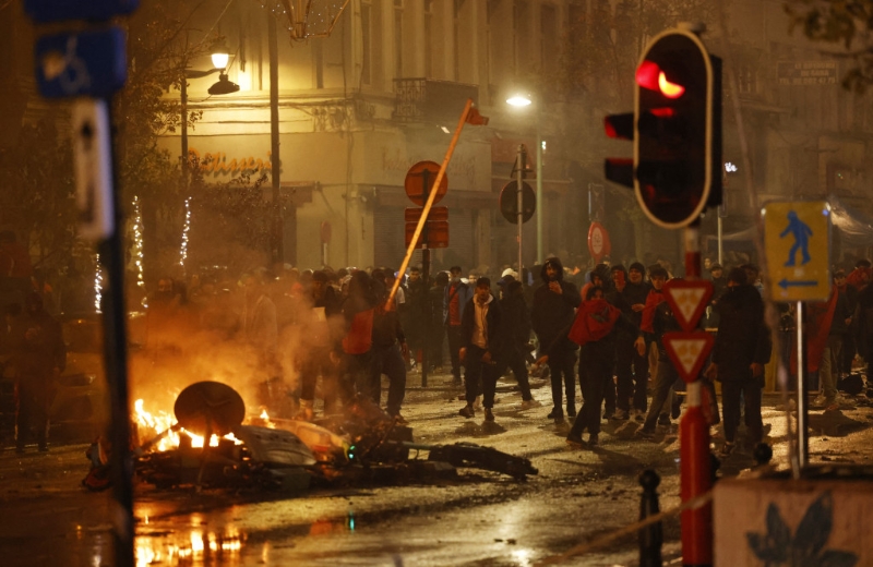 比利時不敵摩洛哥，布魯塞爾出現暴動有人縱火燃燒雜物。路透社