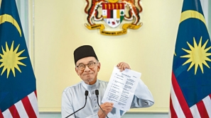 马来西亚首相安华兼任财相，曾涉贪巫统主席任副相