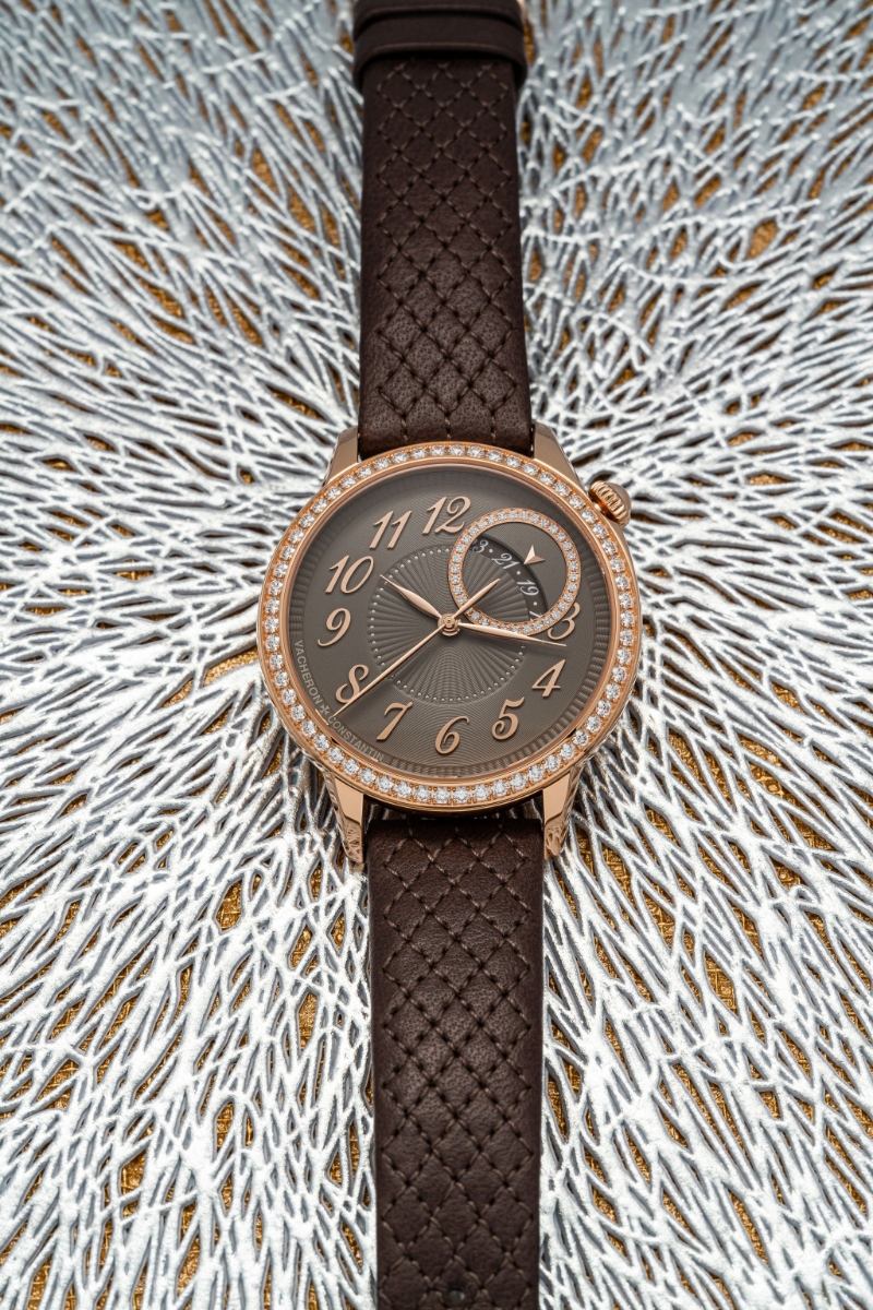 江诗丹顿Égérie self-winding,除了月相款,Égérie系列也有功能较基本但比月相款更实用的日期款式,直径上细2mm。 设计上,日期窗口刻意配合表盘中央圆环设计成弧形,并且也如月相款式放在2点位,令整个系列有统一的造型外,也能更凸显表冠放在2点位的独特设计。 随表附有三条表带。 $248,000