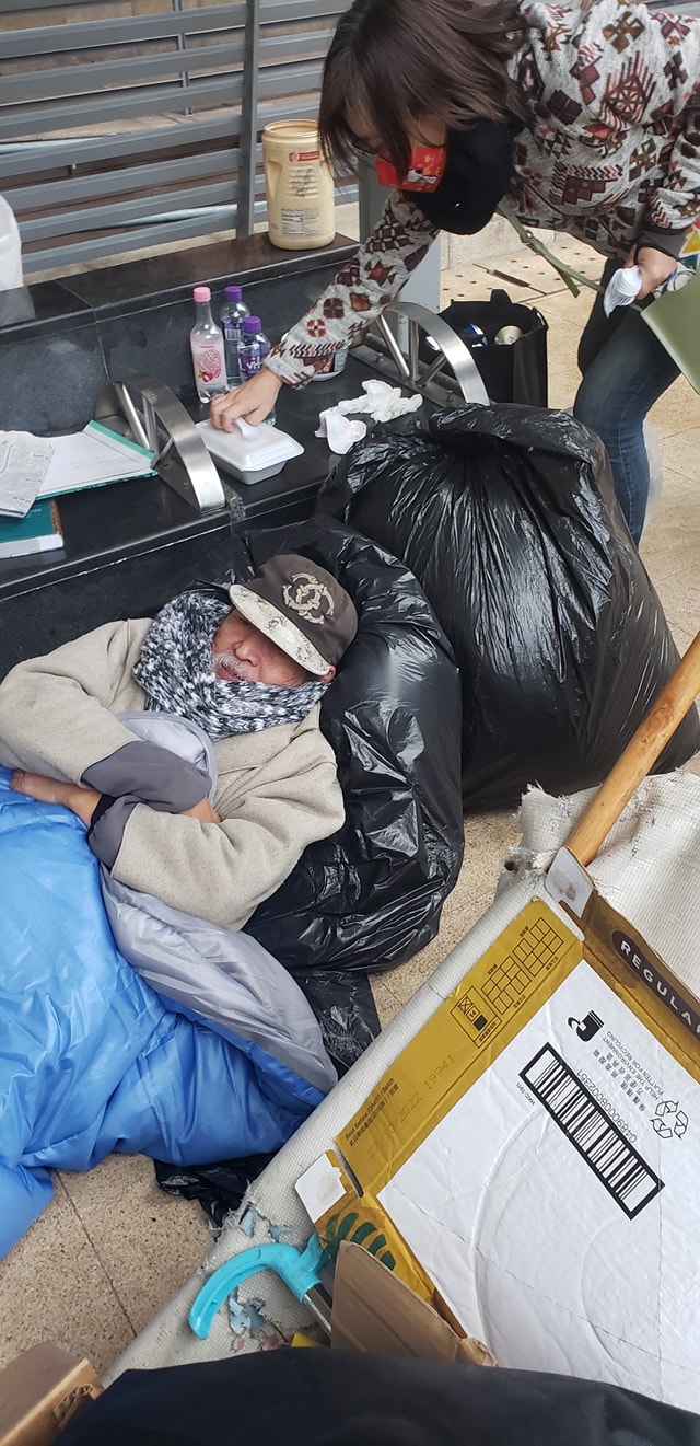 北河同行義工多年來堅持在街頭向無家者派熱飯。(北河同行相片)