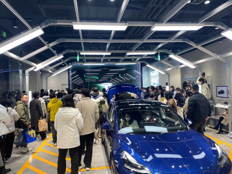 大批車主到成都特斯拉展廳抗議。路透社