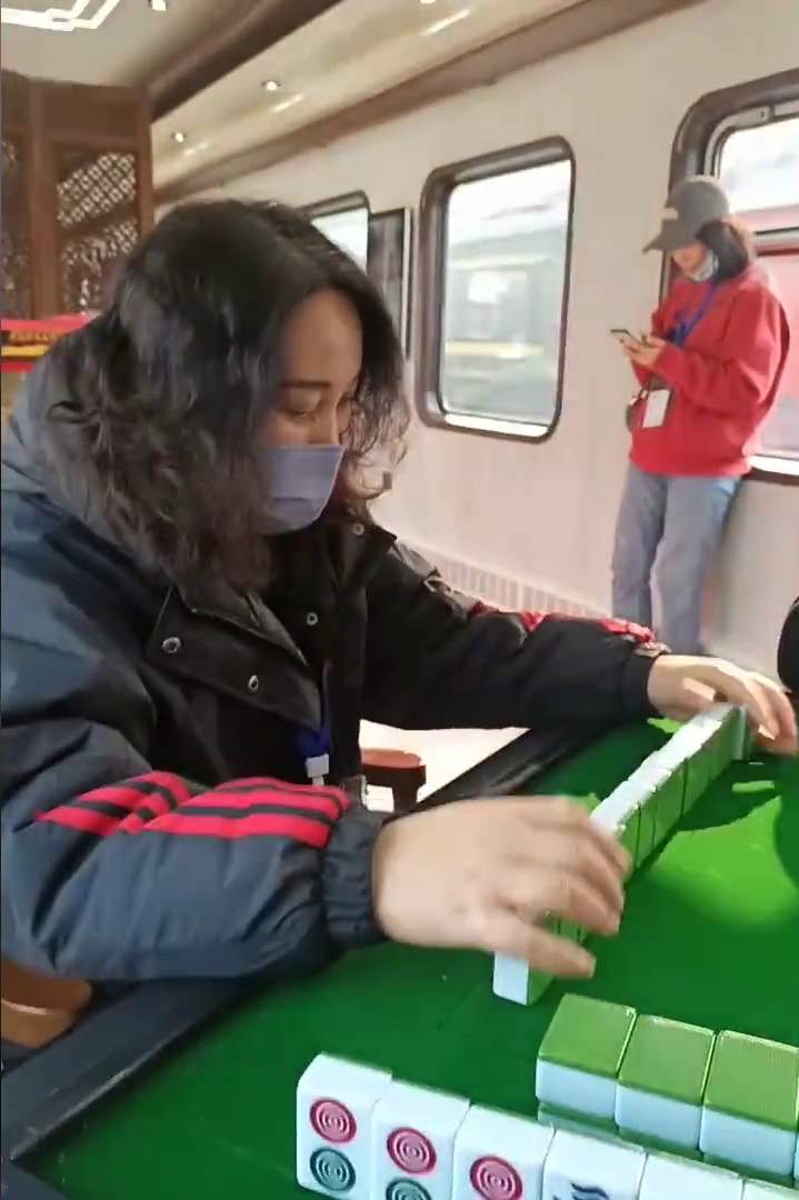 赵女士说，感觉还挺好玩的，一堆外出旅游的人边打麻将边看风景很快乐。