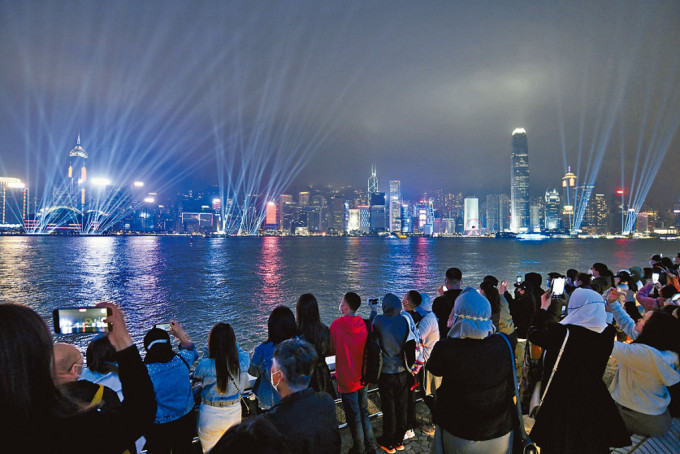 大年初二，市民到尖沙嘴觀看幻彩詠香江。 