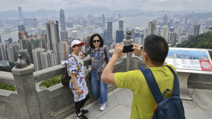 预料内地自由行恢复后对本港各行业皆有利。