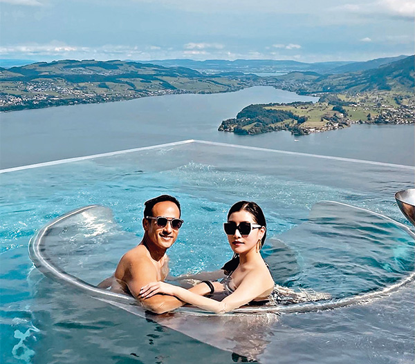 两夫妇最懂享受生活，闲时会飞到世界各地寻找秘境度假，这次到了瑞士的Burgenstock Resort，浸着无边际泳池观赏无敌美景。