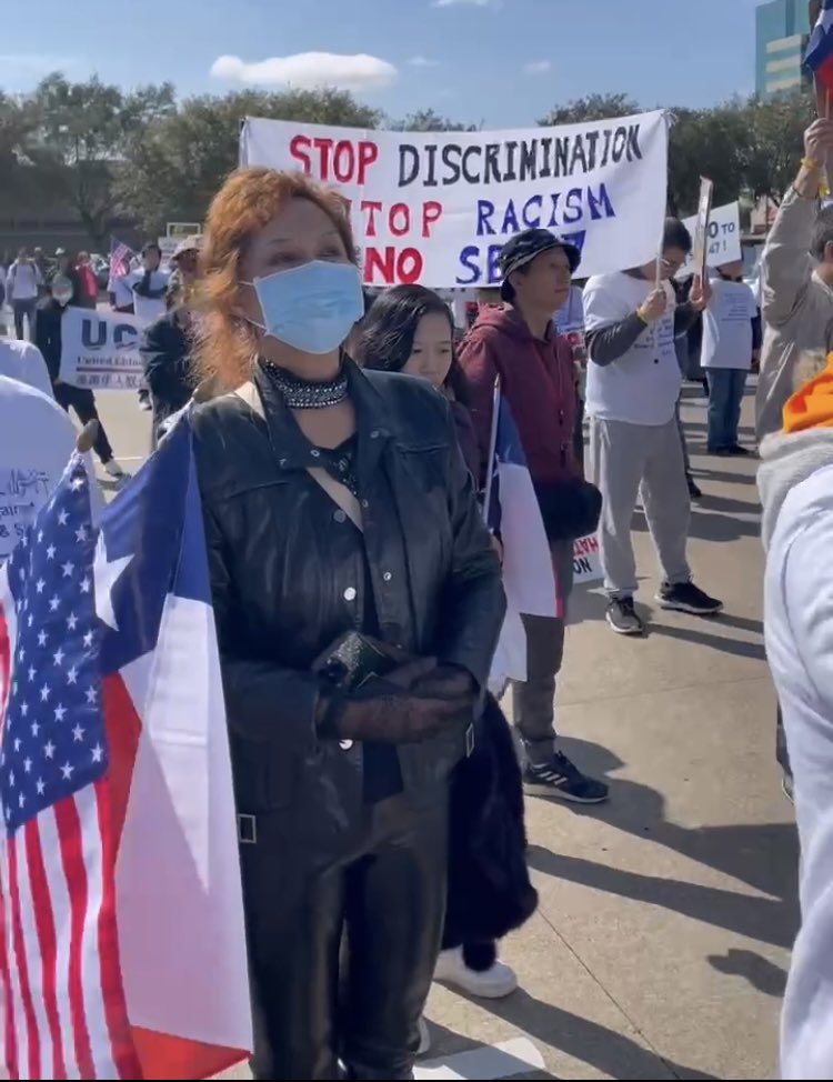 德州華裔11日在休斯頓唐人街遊行，抗議禁止華人買房產。 網上圖片