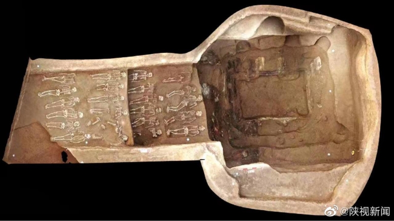 陕西旬邑西头遗址 M90墓室的殉人骸骨整齐排列。